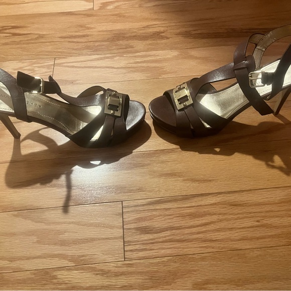 Marc Fisher Varika Heels in Brown w/ gold accent buckle Size 6.5 - Picture 4 of 7